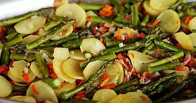 Šparagų ir daržovių troškinys