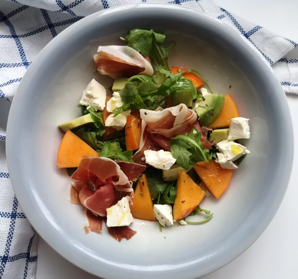 Salotos su persimonais, kumpiu ir feta sūriu