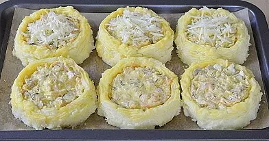 Bulviniai krepšeliai orkaitėje su daržovėmis, kumpiu ir sūriu