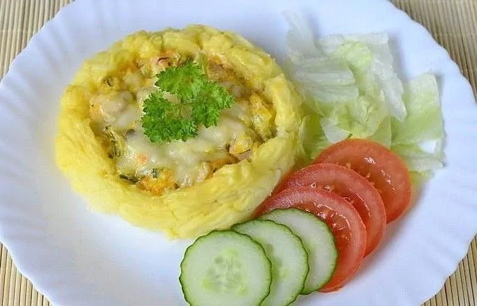 Bulviniai krepšeliai orkaitėje su daržovėmis, kumpiu ir sūriu