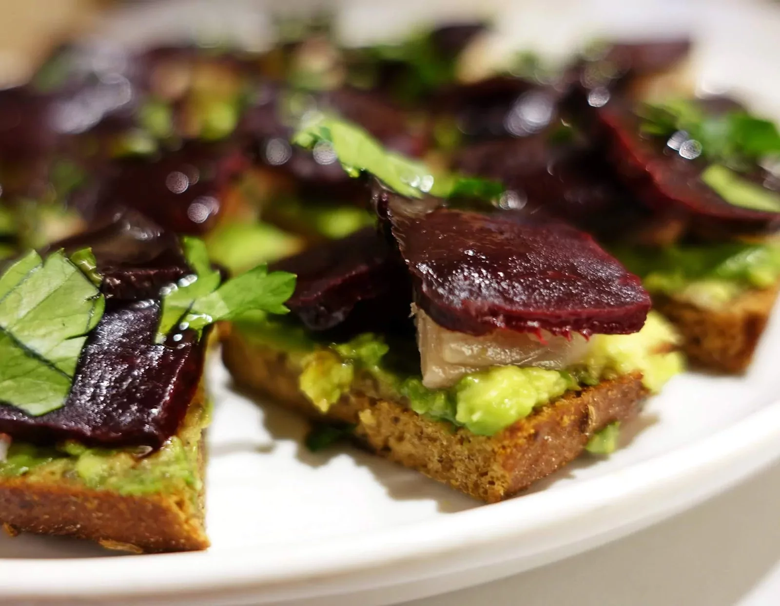 Užkandis su žuvimi: skumbrės bruschetta su keptu burokėliu