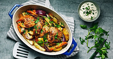 Orkaitėje kepta Cajun vištiena su daržovėmis