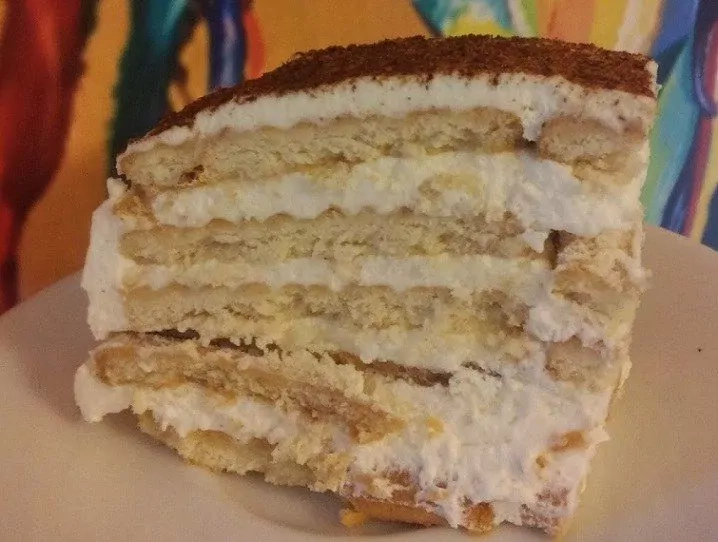 Nekeptas sausainių pyragas su grietinėle ir kondensuotu pienu