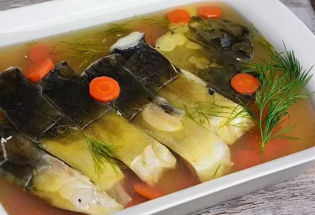 Įdaryti karpio gabaliukai drebučiuose
