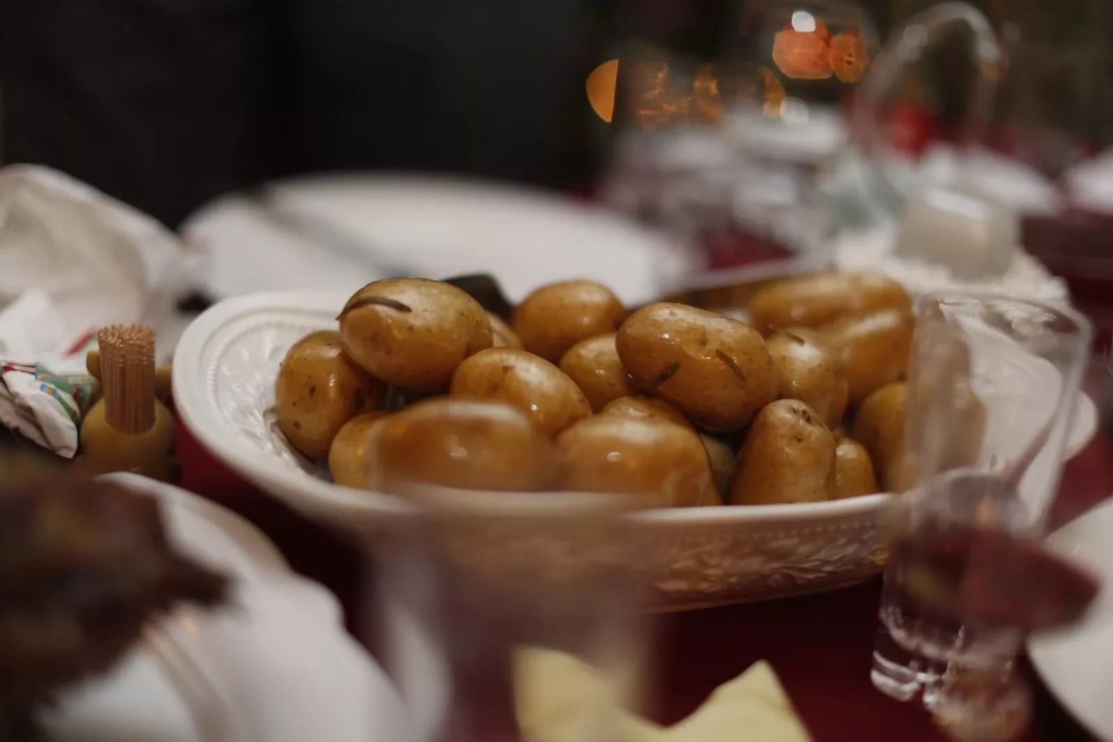 Orkaitėje kepta ėriuko koja su bulvėmis ir mėtų padažu