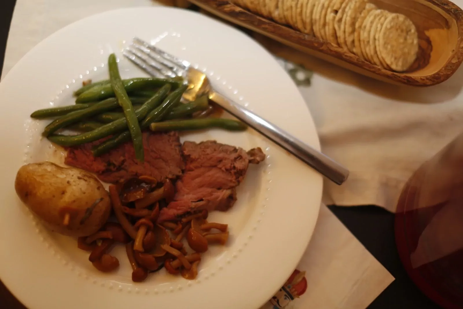 Orkaitėje kepta ėriuko koja su bulvėmis ir mėtų padažu