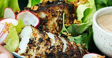 Kepsninėje kepta menkė, pagardinta veganišku majonezo padažu