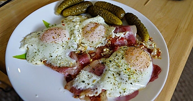 Pusryčiai: kepti kiaušiniai su šonine