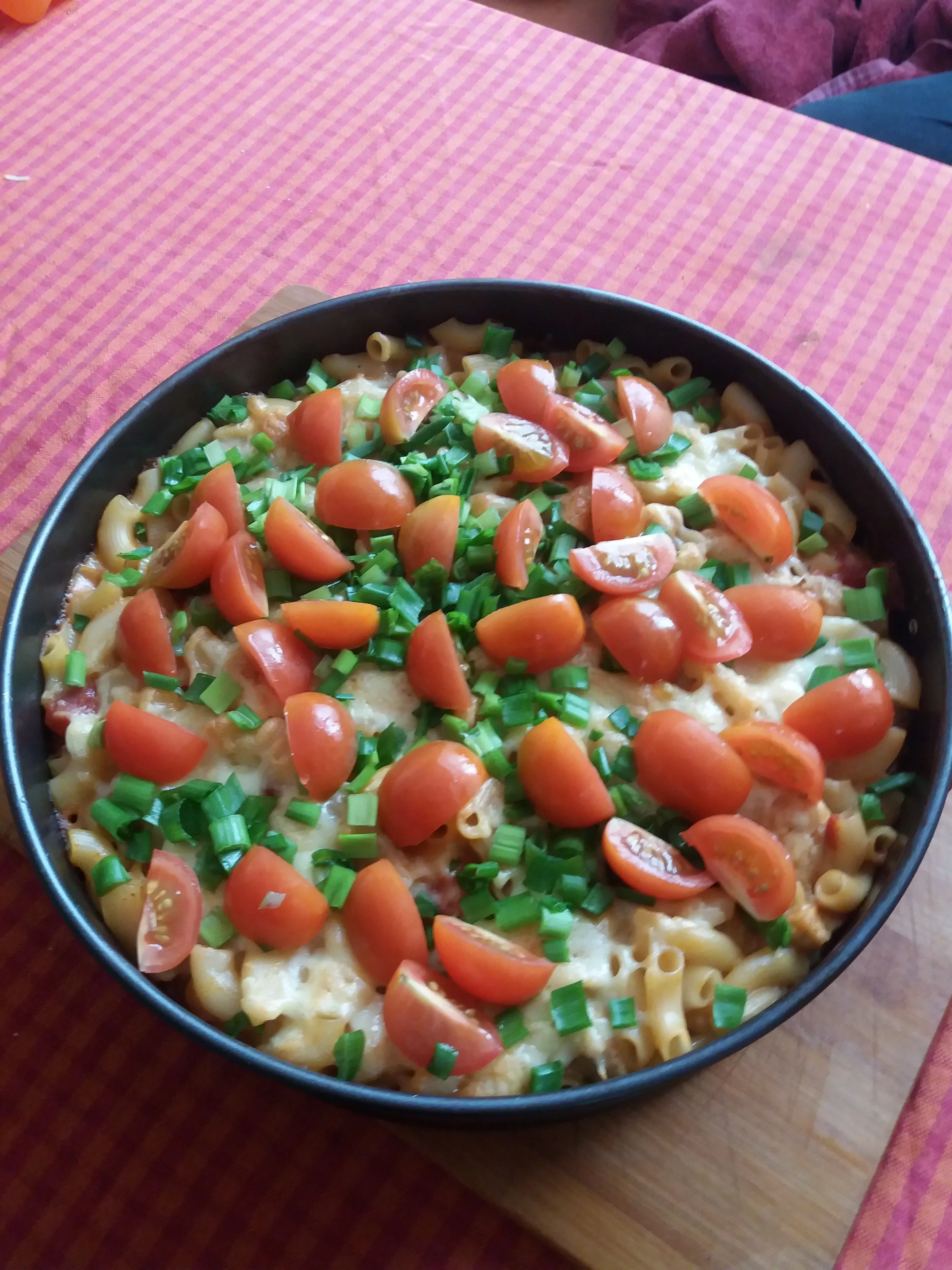 Makaronų apkepas su vištiena, grietinėle, daržovėmis ir sūriu