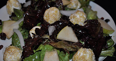 Салат с сыром фета и грушам