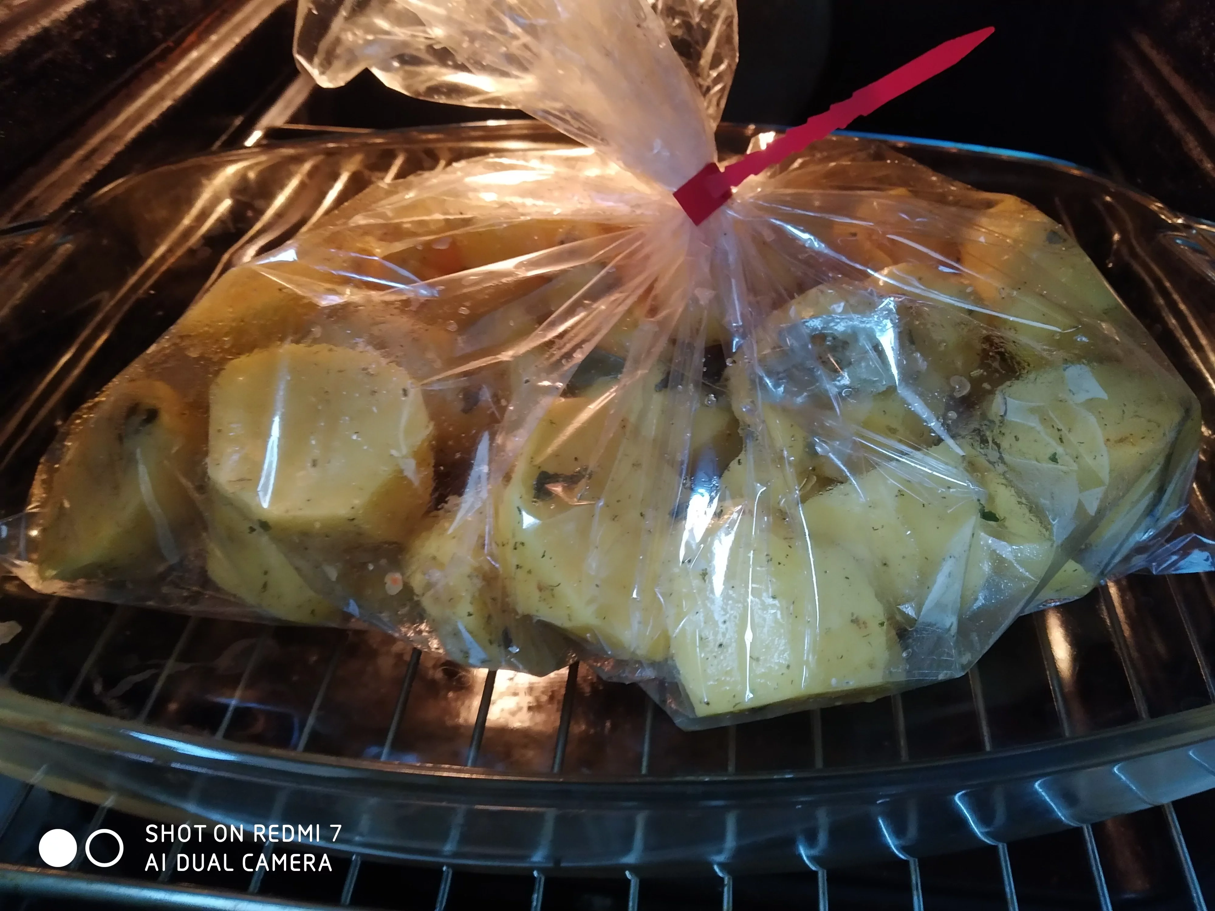 Tobulo skonio česnakinės bulvės keptos rankovėje - orkaitėje