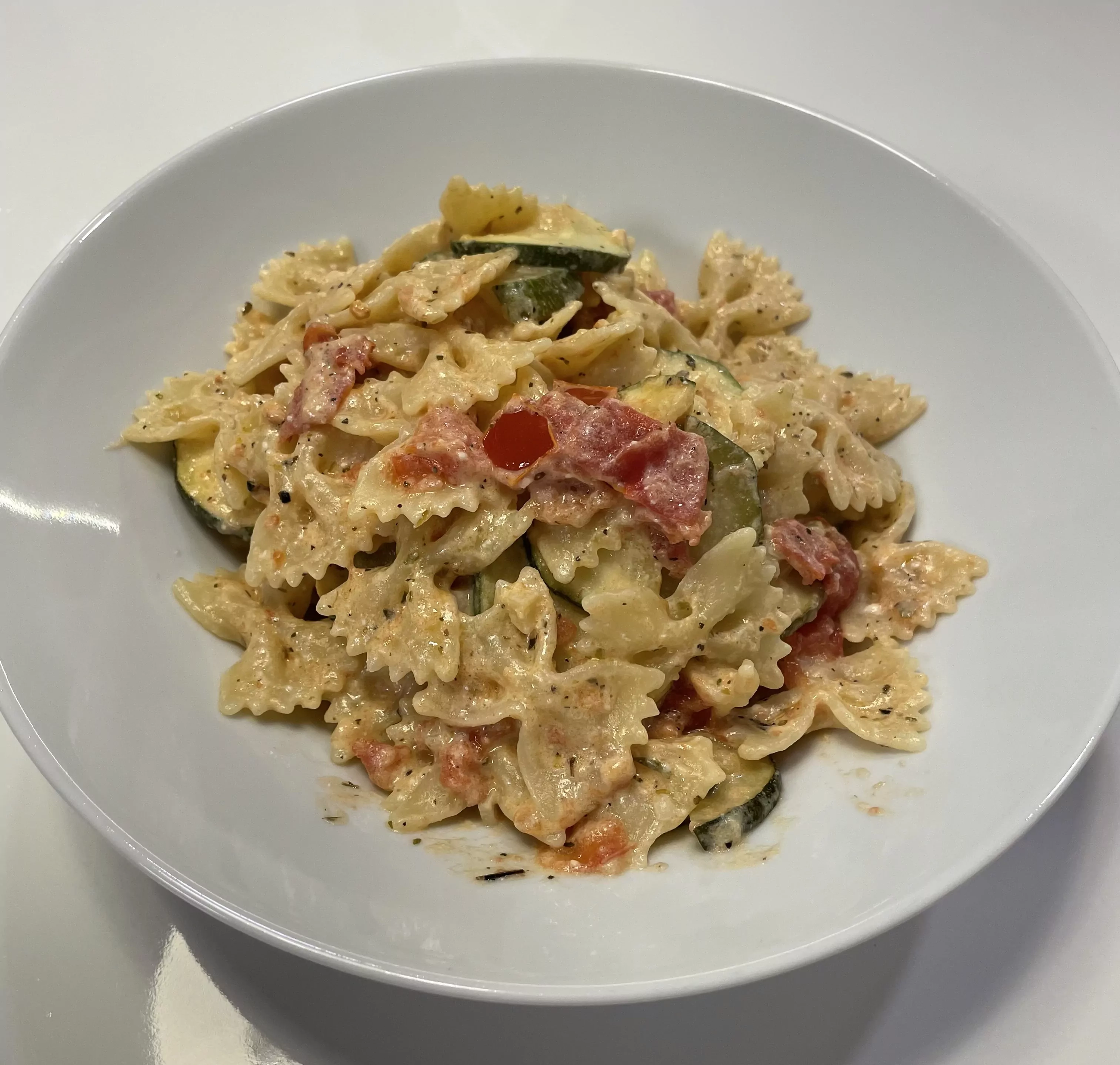 Vegetariški makaronai su feta, cukinijomis ir pomidorais pagal Beatą