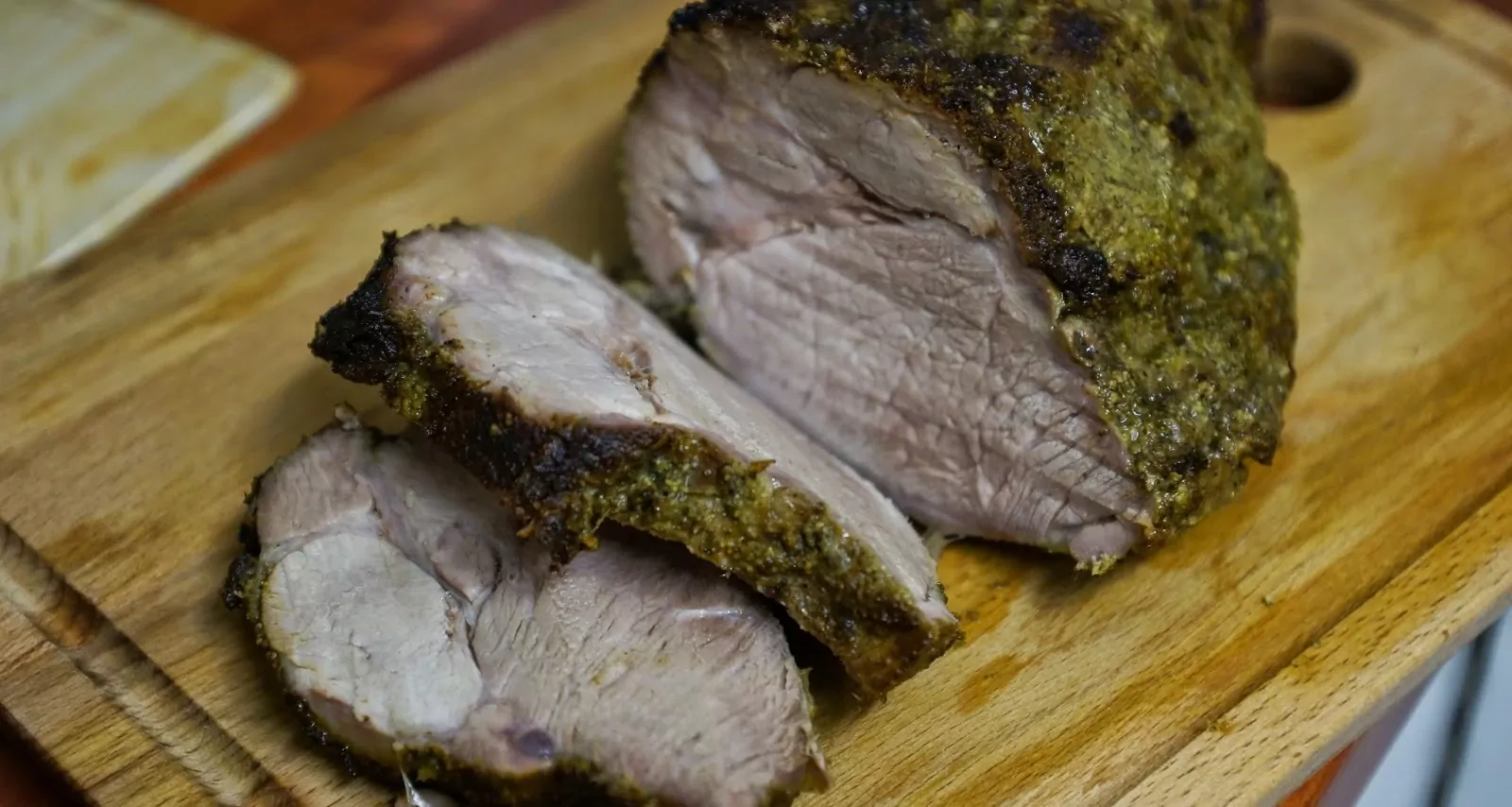 Orkaitėje keptas kiaulienos kepsnys su pesto padažu