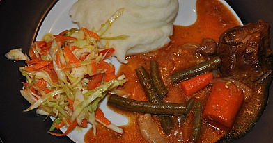 Тушеная баранина с овощами и приправами, приготовленная в духовке