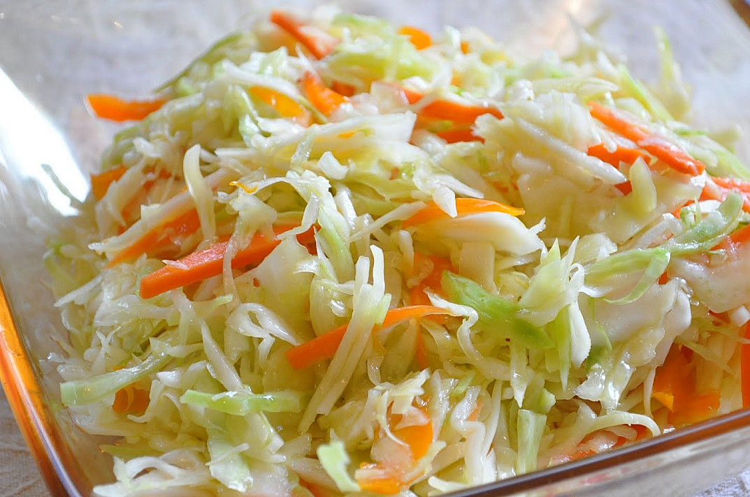 Салат из свежей капусты, которую приготовить очень легко