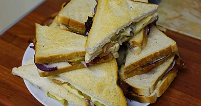 Karšti sumuštiniai su šonine, marinuotais agurkėliais ir sūriu (orkaitėje)