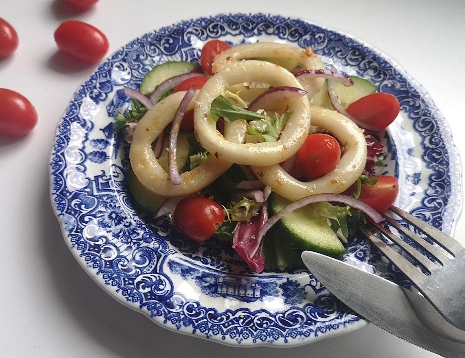 Greitai pagaminamos salotos su kalmarų žiedais