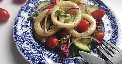 Greitai pagaminamos salotos su kalmarų žiedais