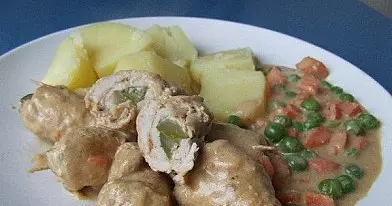 Kiaulienos suktinukai su raugintais agurkais