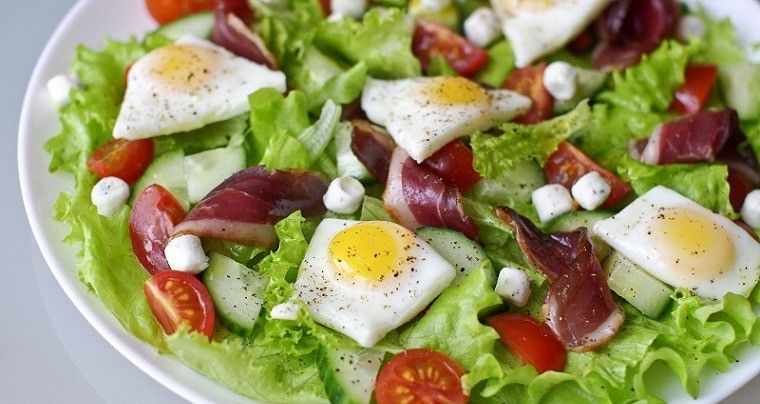 Salat mit Wachteleiern und geräuchertem Fleisch