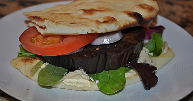 Вегетарианские бутерброды с жареными баклажанами
