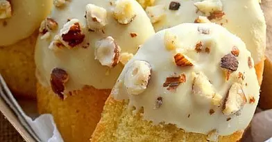 Lazdynų riešutų madlenos su baltuoju šokoladu