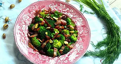 Brokolinių kopūstų salotos su riešutais