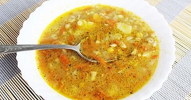 Tobula skaldytų žirnių ir perlinių kruopų sriuba su bulvėmis ir morkomis