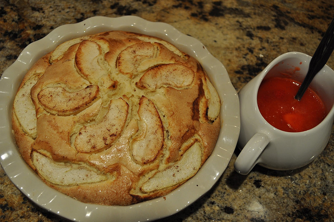 Итальянский яблочный и грушевый пирог с клубничным соусом приготовлении в духовке
