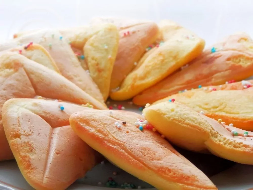 Bananiniai blyneliai sumuštinių keptuvėje