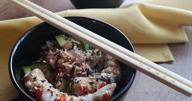 Salotos: Suši dubenėlyje su krevetėmis ("California sushi bowl")