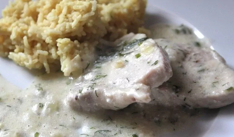 Troškinti kiaulienos kepsneliai su kiaušiniu apkeptais ryžiais