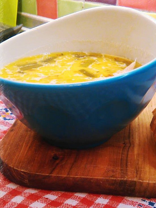 Сырный суп с курицей и сезонными овощами