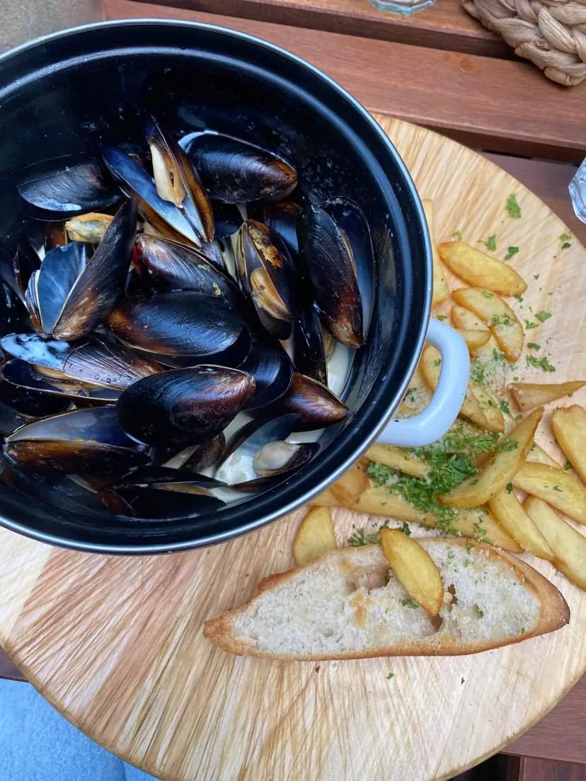 Greitai paruošiamos midijos česnakiniame grietinėlės padaže