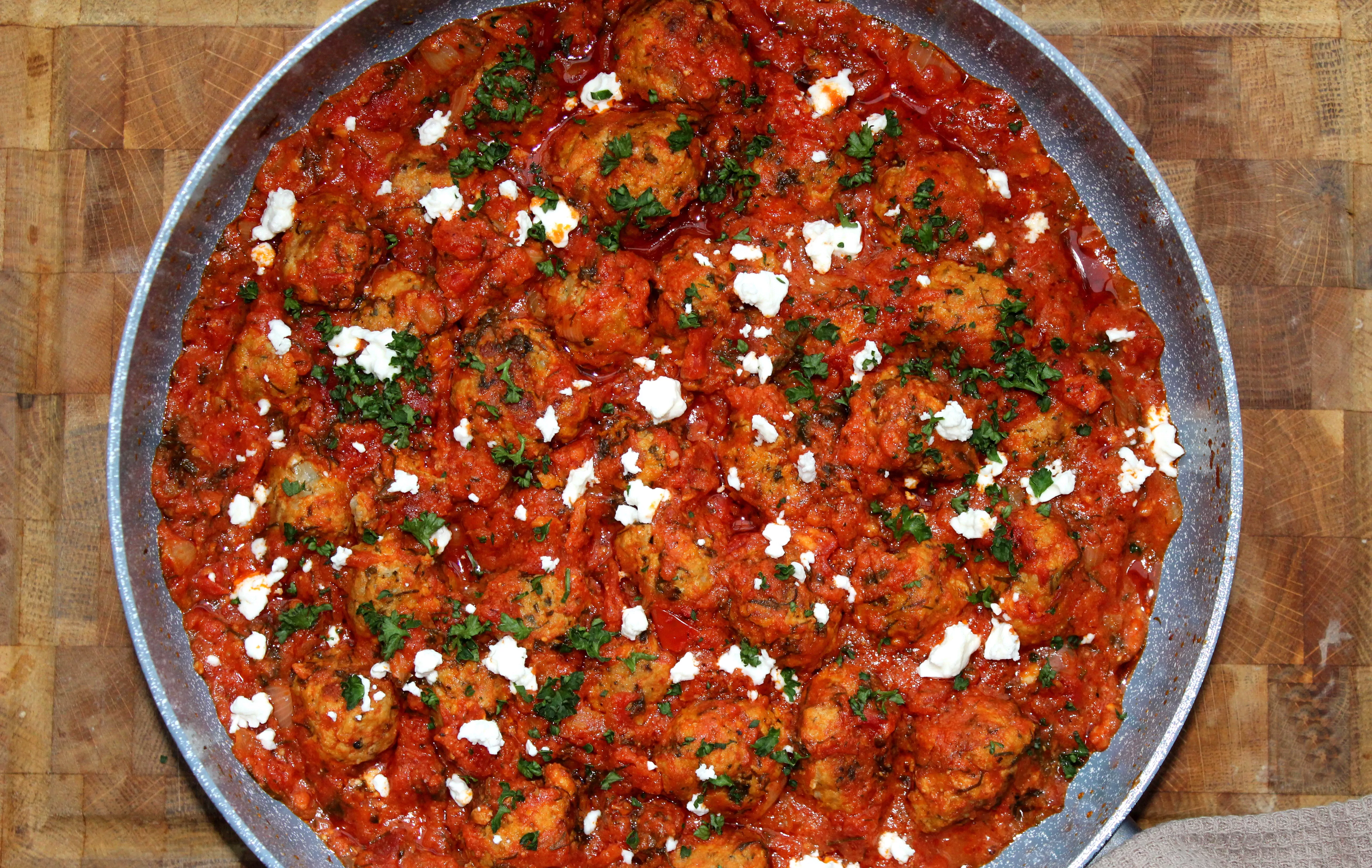 Mėsos kukuliai su feta pomidorų padaže