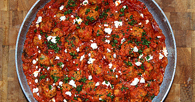 Mėsos kukuliai su feta pomidorų padaže