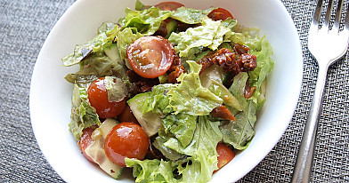 Žaliavalgiškos salotos su džiovintais pomidorais ir citrininiu medaus / alyvuogių aliejaus padažu