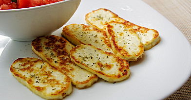 Keptuvėje keptas naminis sūris su pomidorais