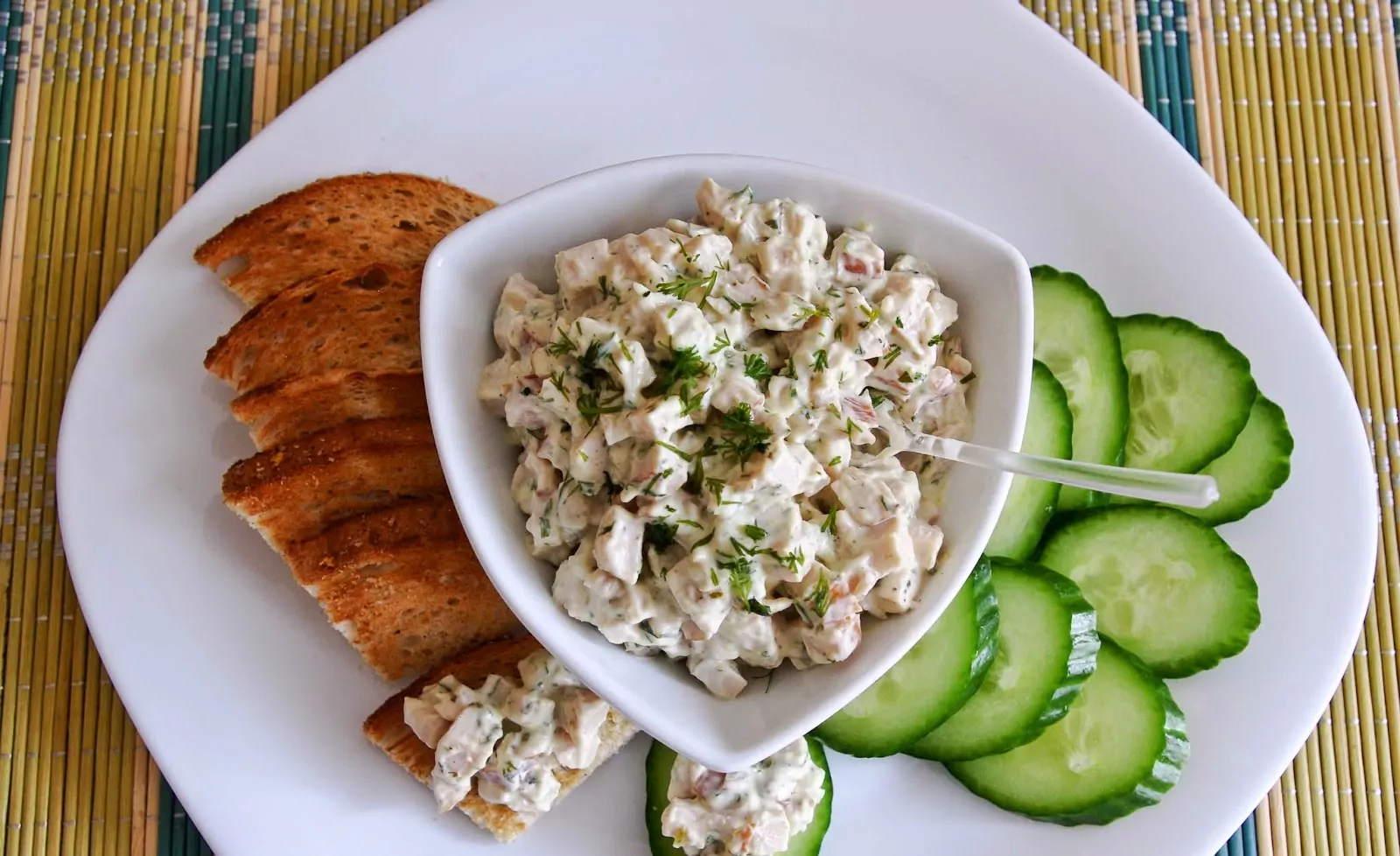 Greitai pagaminama rūkytos vištienos krūtinėlės užtepėlė su pesto padažu