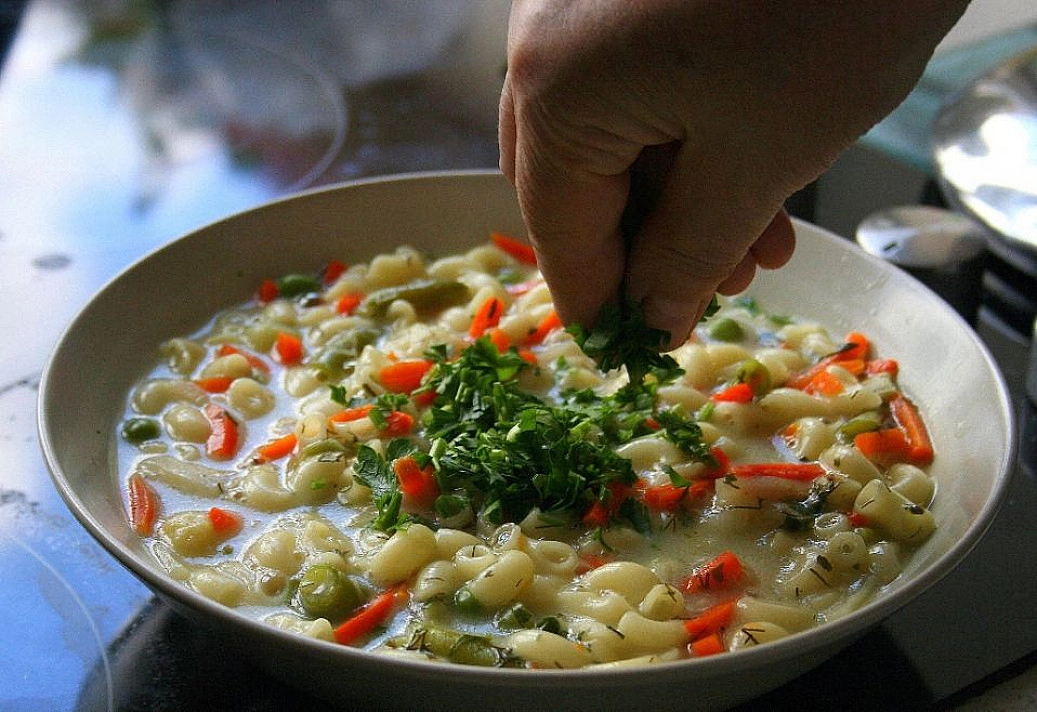 Vegetariška makaronų sriuba su daržovėmis