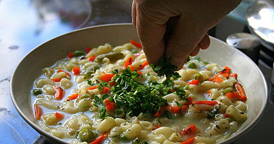 Vegetariška makaronų sriuba su daržovėmis