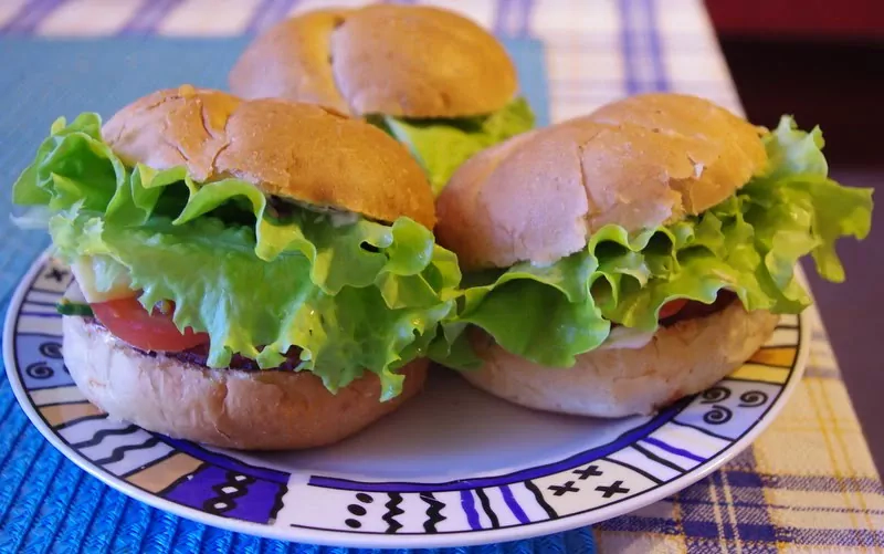 Fast food'as - greitas maistas namuose: mėsainių bandelės su kepsneliais