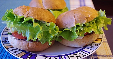 Fast food'as - greitas maistas namuose: mėsainių bandelės su kepsneliais