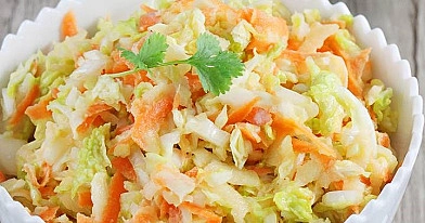 Greitai pagaminamos kopūstų salotos su grietinės/kefyro padažu (be majonezo)