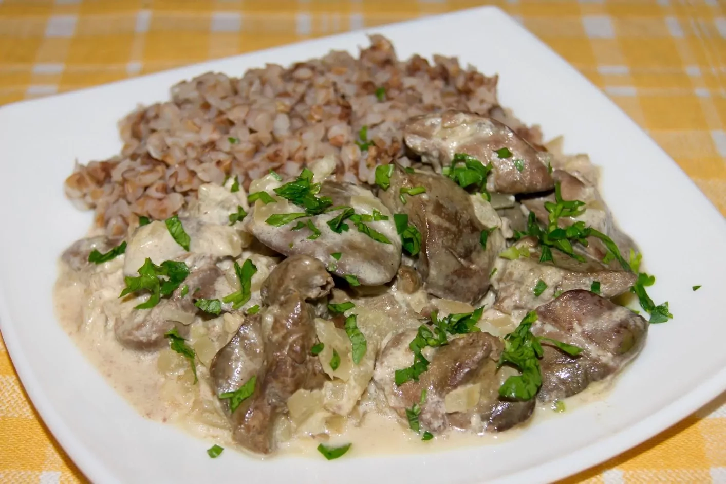 Жареная куриная печень с луком на сковороде