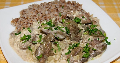 Куриная печень с луком жареная на сковороде