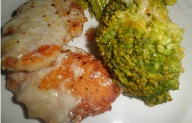 Bistec de pollo picado con brocoli