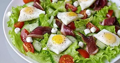 Salad with Quail Eggs and Smoked Meat