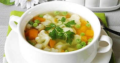 Šviežių daržovių sriuba (kopūstų, morkų, pomidorų, žirnelių)