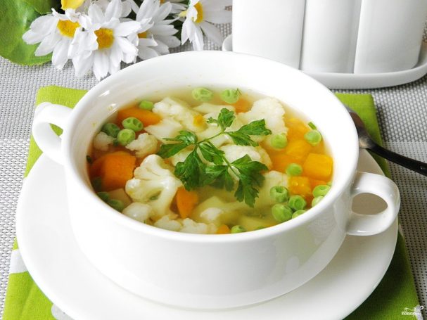 Šviežių daržovių sriuba (kopūstų, morkų, pomidorų, žirnelių)